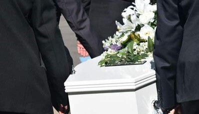 Como você organiza a repatriação de um caixão por avião?