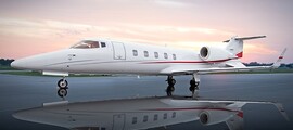 Location de jet privé : intérieur luxueux avec champagne.