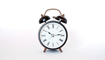 Como você gerencia o jet lag na aviação executiva, calcula o horário UTC e limita o jet lag?