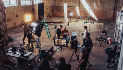 Transporte de equipes de filmagem e equipamentos de produção: recorra à aviação privada.