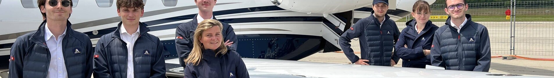 Quais são as diferenças entre um corretor de companhias aéreas, como o AEROAFFAIRES, e uma operadora de aviação executiva?