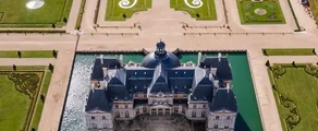 Voo de helicóptero sobre o Château de Vaux-Le-Vicomte