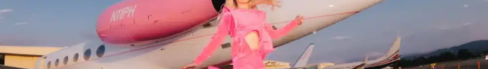 Sliv Air: Paris Hilton assina um Gulfstream com sua própria imagem
